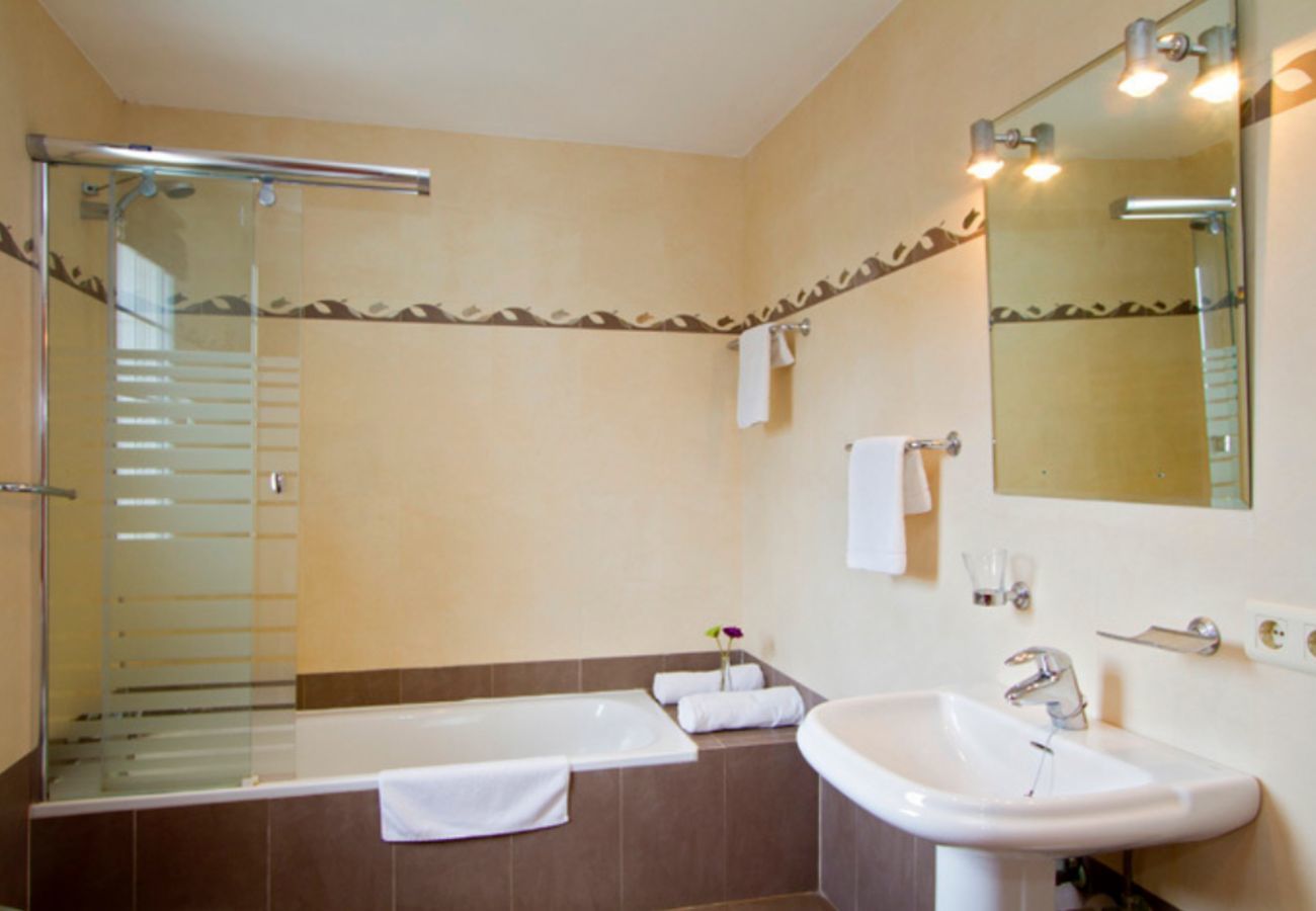 Villa Jane is een luxe vakantiehuis met verwarmd privé zwembad en panoramisch zeezicht in Puerto Calero, Lanzarote