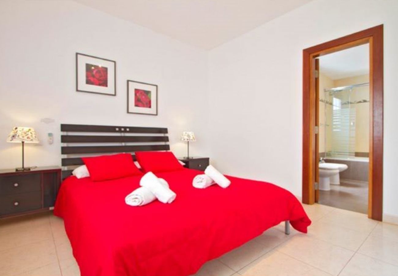 Villa Jane is een luxe vakantiehuis met verwarmd privé zwembad en panoramisch zeezicht in Puerto Calero, Lanzarote