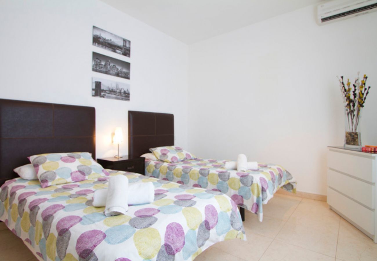 Villa Jane is een luxe vakantiehuis met verwarmd privé zwembad en panoramisch zeezicht in Puerto Calero, Lanzarote