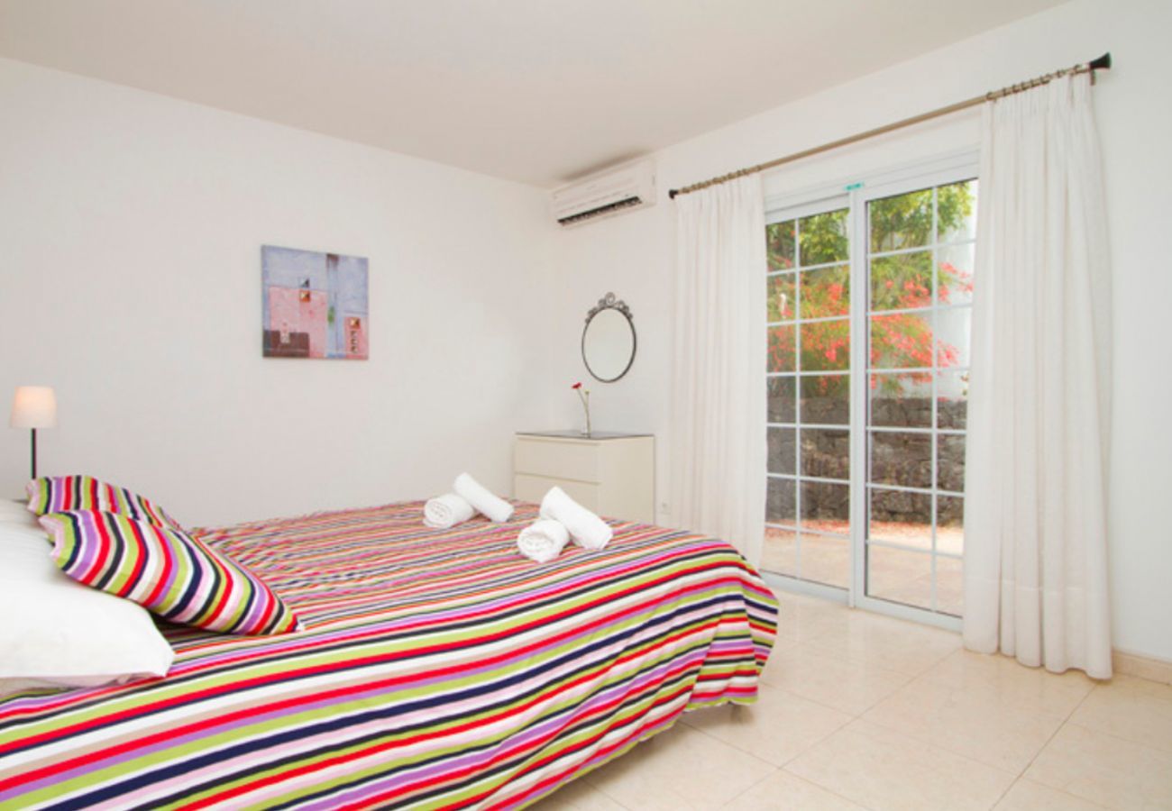Villa Jane is een luxe vakantiehuis met verwarmd privé zwembad en panoramisch zeezicht in Puerto Calero, Lanzarote
