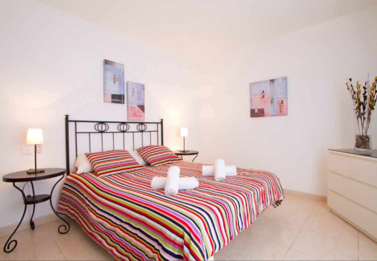 Villa Jane is een luxe vakantiehuis met verwarmd privé zwembad en panoramisch zeezicht in Puerto Calero, Lanzarote
