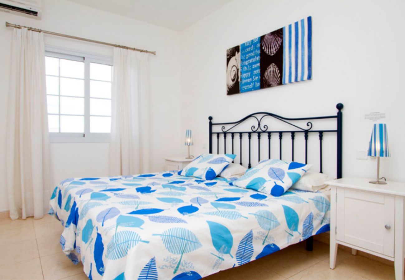 Villa Jane is een luxe vakantiehuis met verwarmd privé zwembad en panoramisch zeezicht in Puerto Calero, Lanzarote