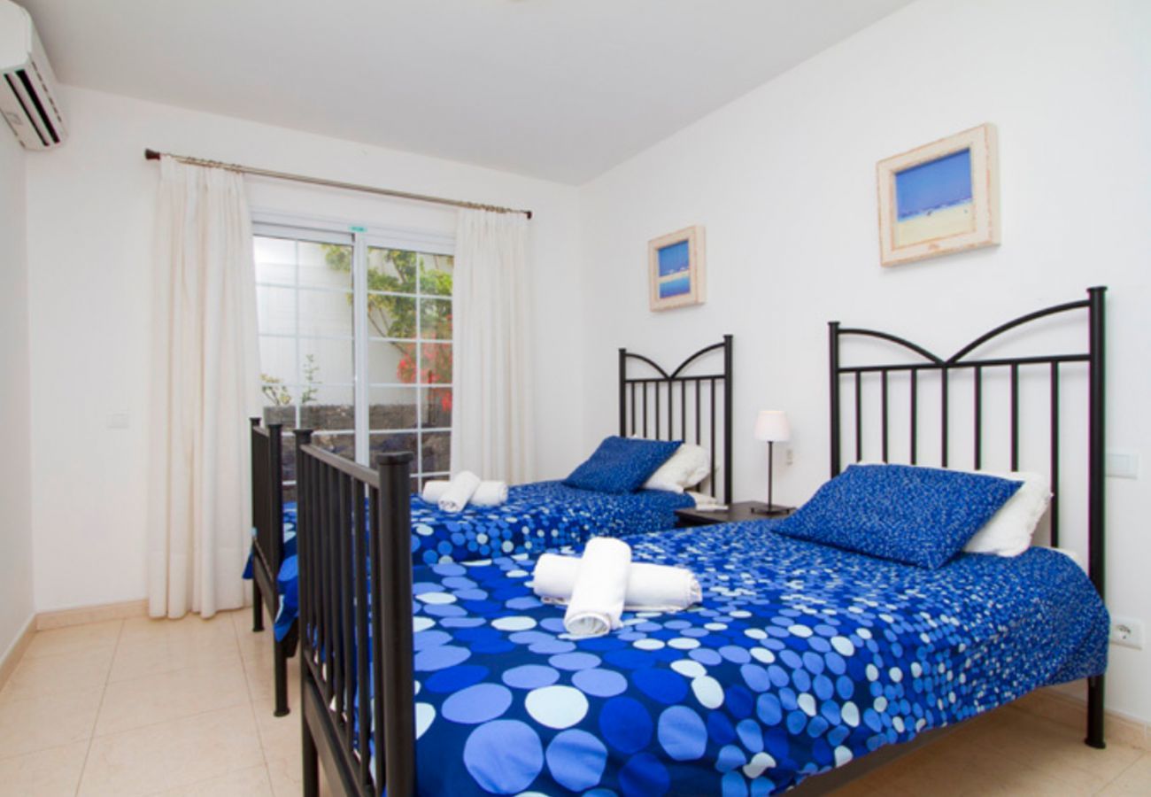 Villa Jane is een luxe vakantiehuis met verwarmd privé zwembad en panoramisch zeezicht in Puerto Calero, Lanzarote