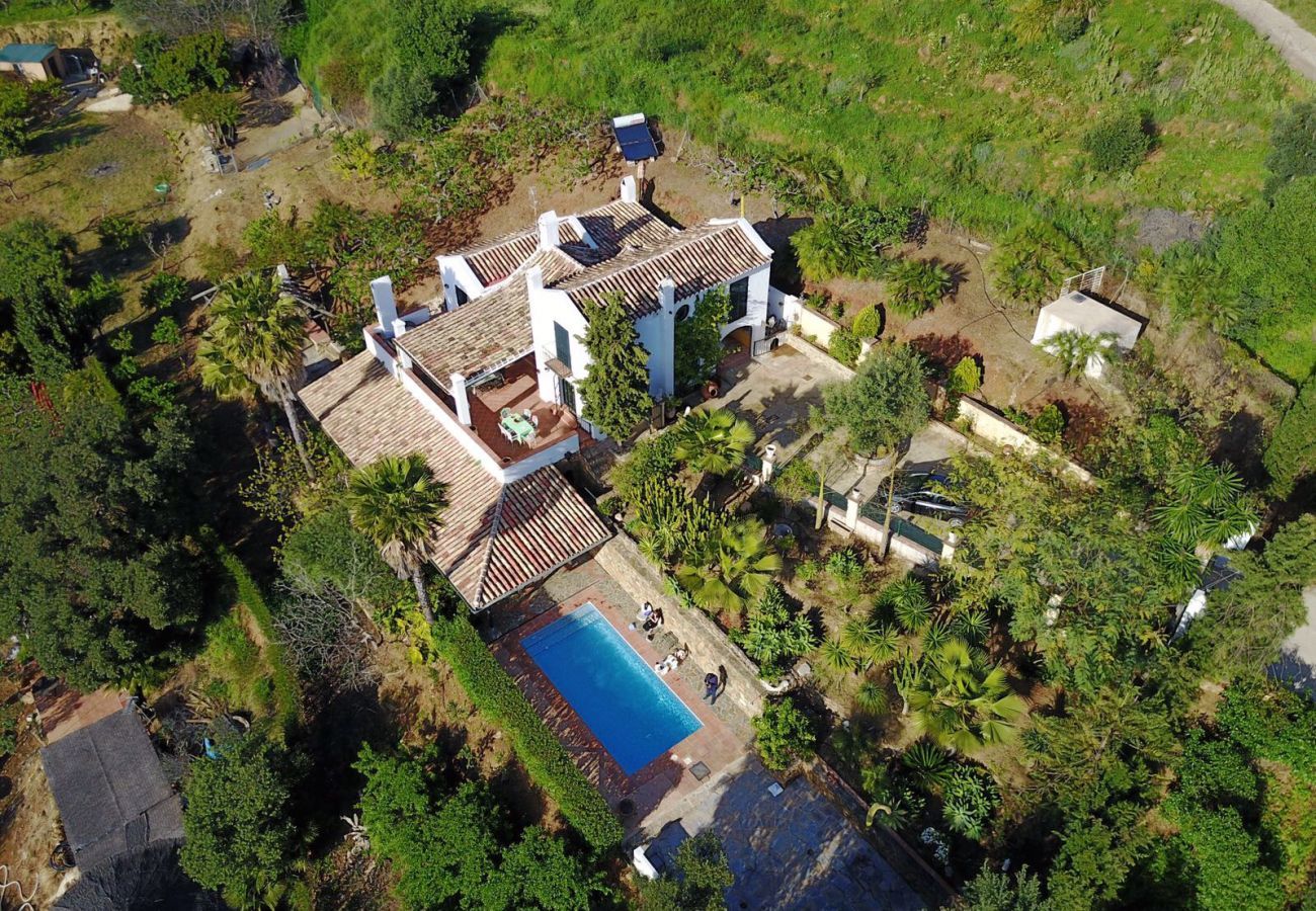 Cortijo Nuria is een uniek landhuis met privé zwembad en bubbelbad. Op landgoed met veel privacy in Ojén, Andalusië