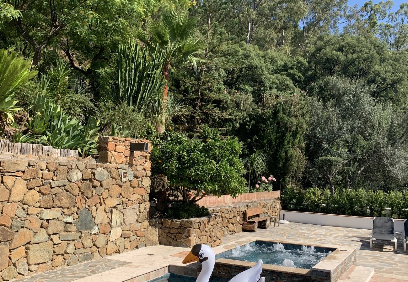 Cortijo Nuria is een uniek landhuis met privé zwembad en bubbelbad. Op landgoed met veel privacy in Ojén, Andalusië