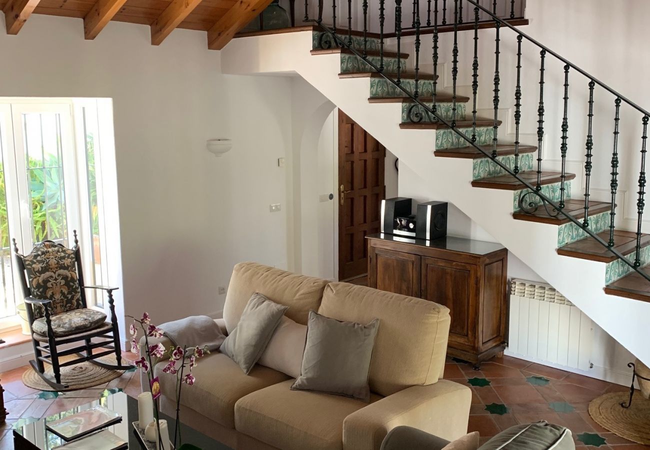 Cortijo Nuria is een uniek landhuis met privé zwembad en bubbelbad. Op landgoed met veel privacy in Ojén, Andalusië