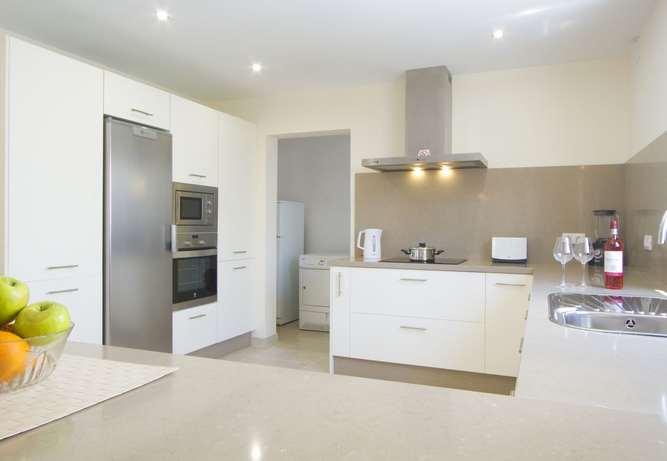 Villa Jill is een modern vakantiehuis met verwarmd privé zwembad en panoramisch zeezicht in Puerto del Carmen, Lanzarote