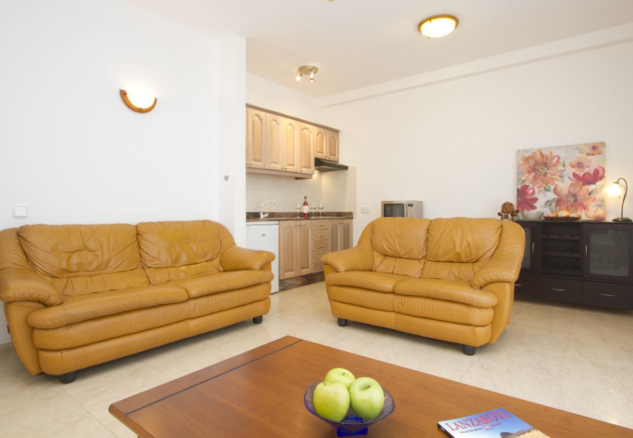 Villa Jill is een modern vakantiehuis met verwarmd privé zwembad en panoramisch zeezicht in Puerto del Carmen, Lanzarote