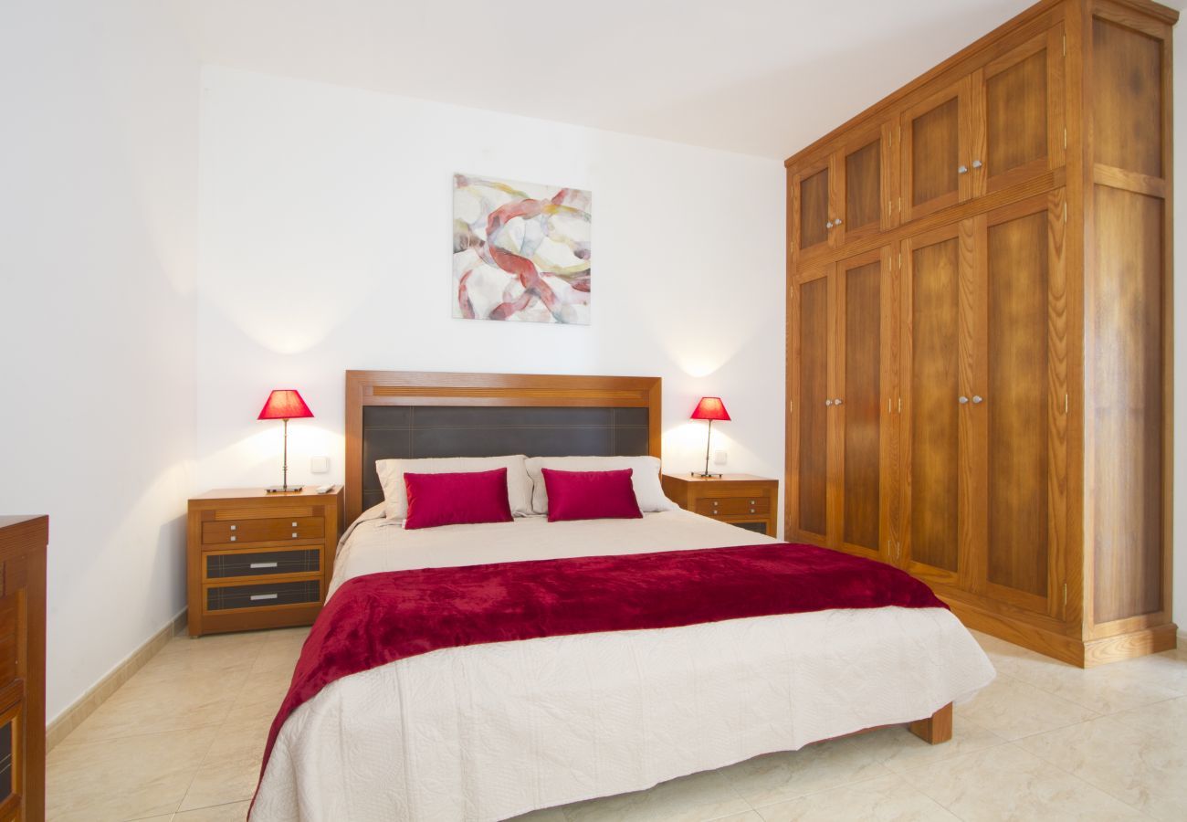 Villa Jill is een modern vakantiehuis met verwarmd privé zwembad en panoramisch zeezicht in Puerto del Carmen, Lanzarote