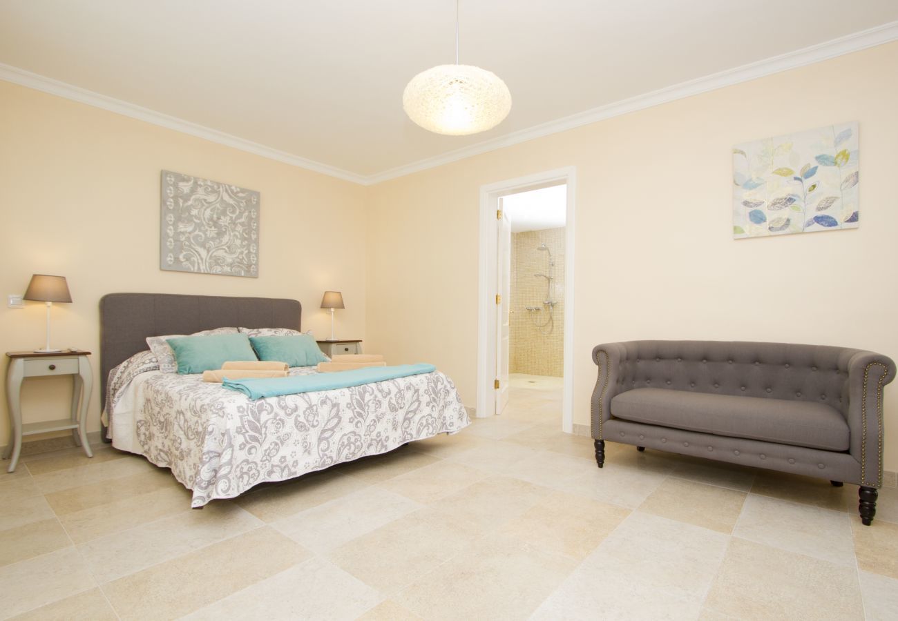 Villa Jill is een modern vakantiehuis met verwarmd privé zwembad en panoramisch zeezicht in Puerto del Carmen, Lanzarote