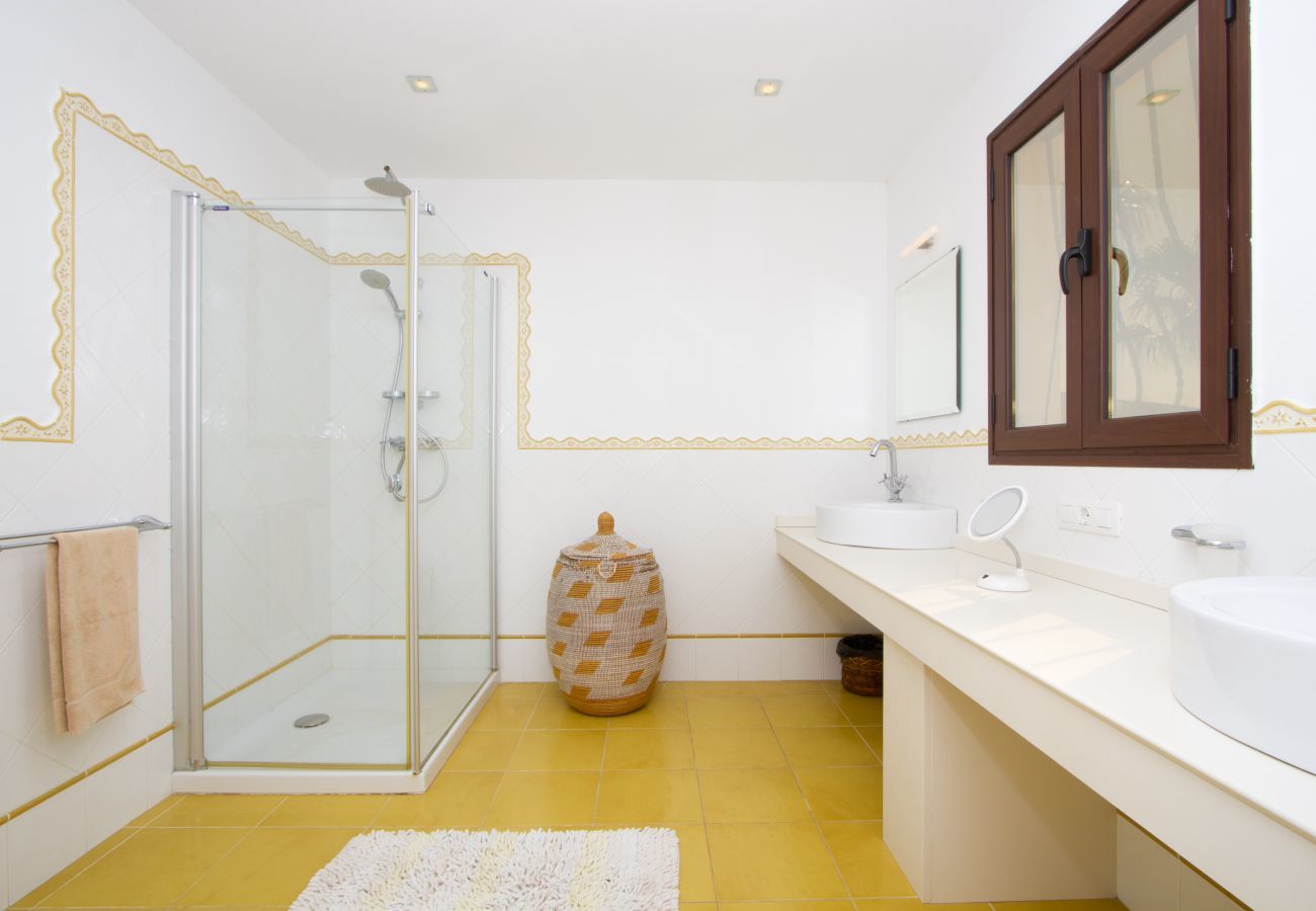 Villa Jill is een modern vakantiehuis met verwarmd privé zwembad en panoramisch zeezicht in Puerto del Carmen, Lanzarote