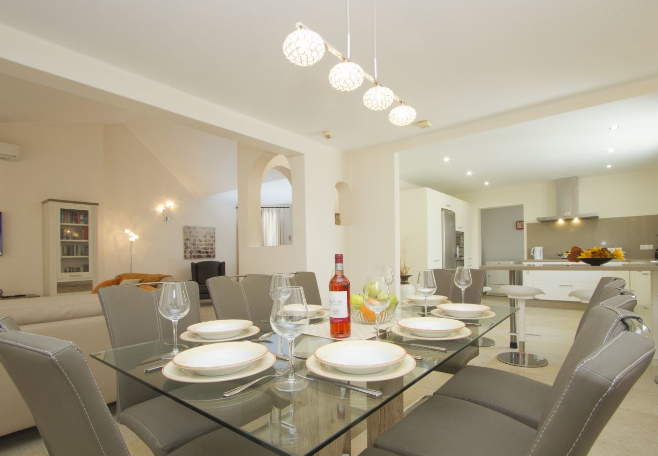 Villa Jill is een modern vakantiehuis met verwarmd privé zwembad en panoramisch zeezicht in Puerto del Carmen, Lanzarote