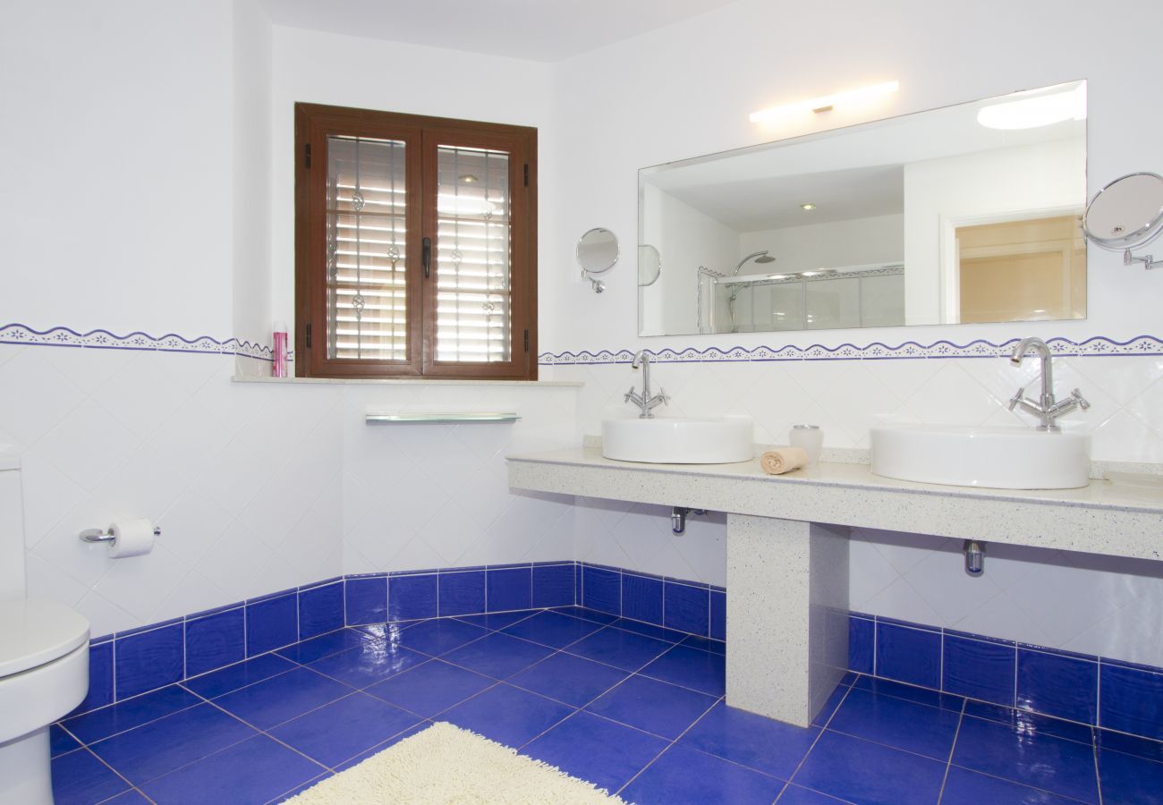 Villa Jill is een modern vakantiehuis met verwarmd privé zwembad en panoramisch zeezicht in Puerto del Carmen, Lanzarote