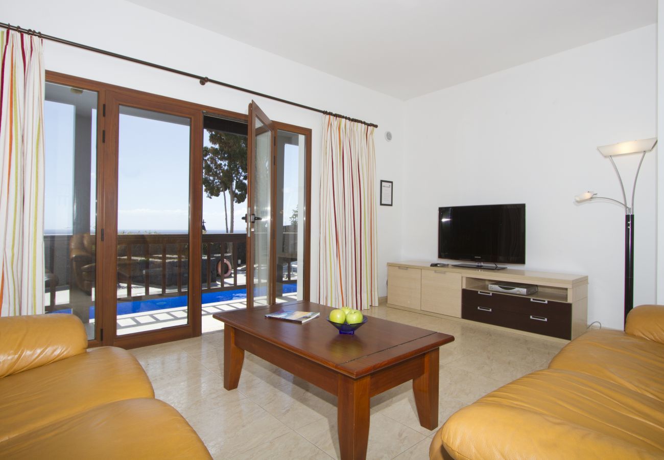 Villa Jill is een modern vakantiehuis met verwarmd privé zwembad en panoramisch zeezicht in Puerto del Carmen, Lanzarote