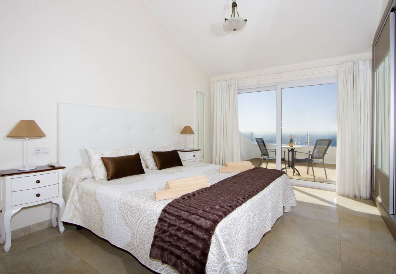 Villa Jill is een modern vakantiehuis met verwarmd privé zwembad en panoramisch zeezicht in Puerto del Carmen, Lanzarote