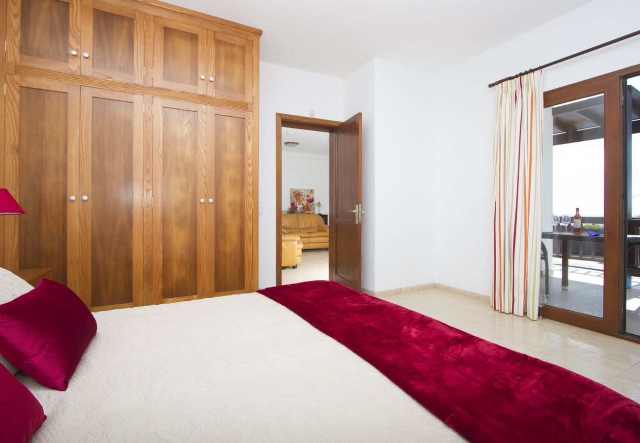 Villa Jill is een modern vakantiehuis met verwarmd privé zwembad en panoramisch zeezicht in Puerto del Carmen, Lanzarote