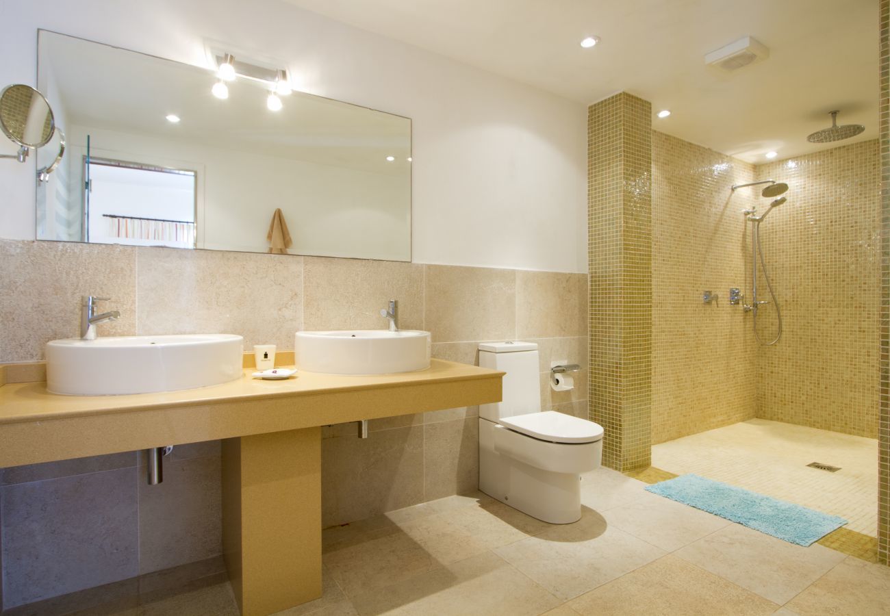 Villa Jill is een modern vakantiehuis met verwarmd privé zwembad en panoramisch zeezicht in Puerto del Carmen, Lanzarote