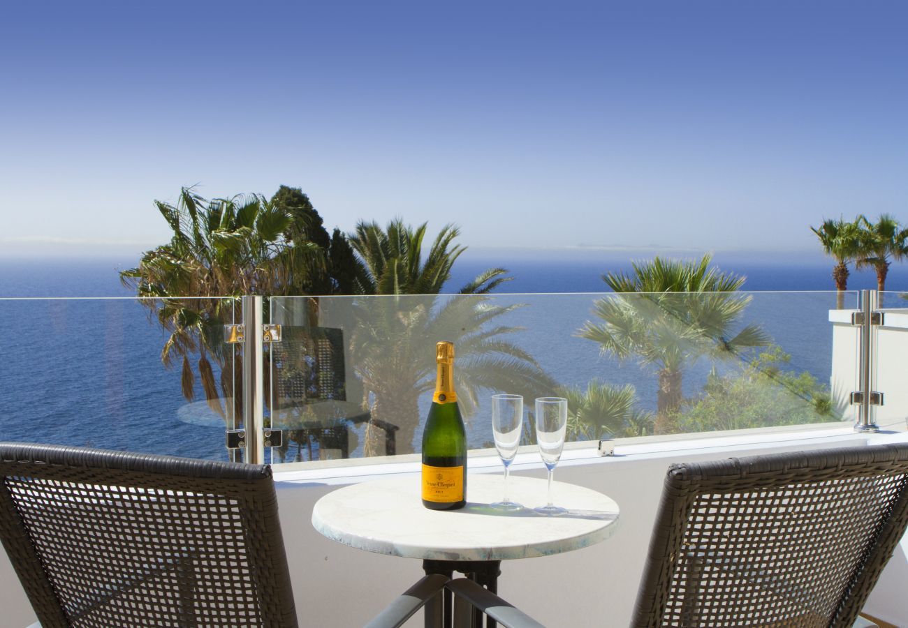 Villa Jill is een modern vakantiehuis met verwarmd privé zwembad en panoramisch zeezicht in Puerto del Carmen, Lanzarote