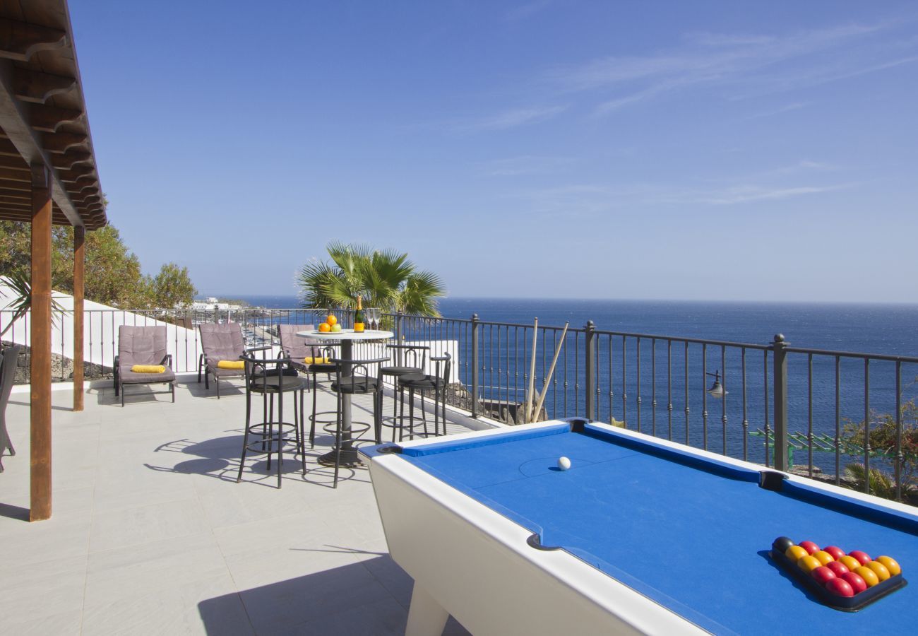 Villa Jill is een modern vakantiehuis met verwarmd privé zwembad en panoramisch zeezicht in Puerto del Carmen, Lanzarote