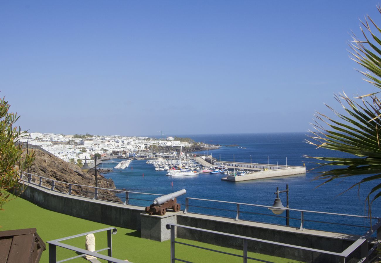 Villa Jill is een modern vakantiehuis met verwarmd privé zwembad en panoramisch zeezicht in Puerto del Carmen, Lanzarote