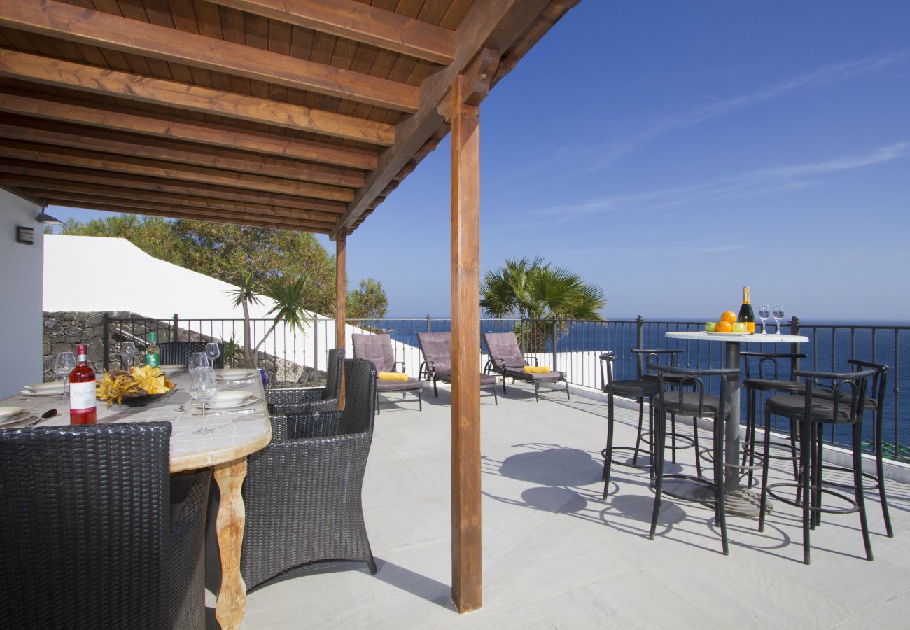 Villa Jill is een modern vakantiehuis met verwarmd privé zwembad en panoramisch zeezicht in Puerto del Carmen, Lanzarote