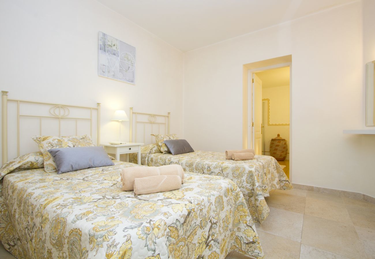 Villa Jill is een modern vakantiehuis met verwarmd privé zwembad en panoramisch zeezicht in Puerto del Carmen, Lanzarote