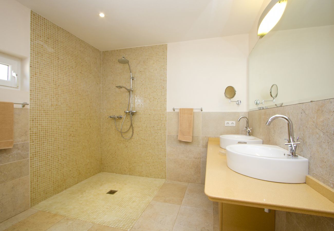 Villa Jill is een modern vakantiehuis met verwarmd privé zwembad en panoramisch zeezicht in Puerto del Carmen, Lanzarote