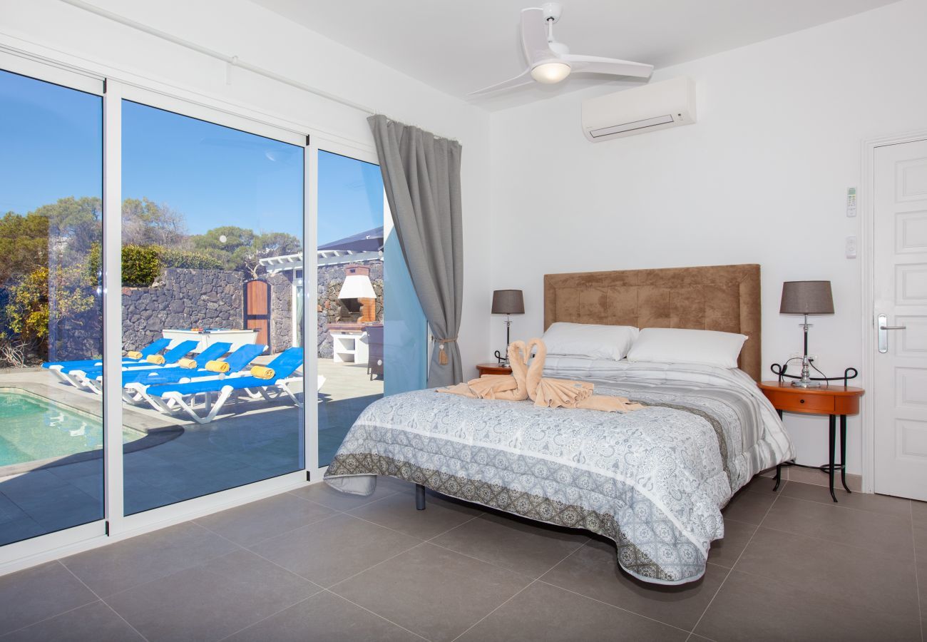 Villa Lola is een grote vakantievilla met verwarmd privé zwembad en privacy in Puerto del Carmen, Lanzarote