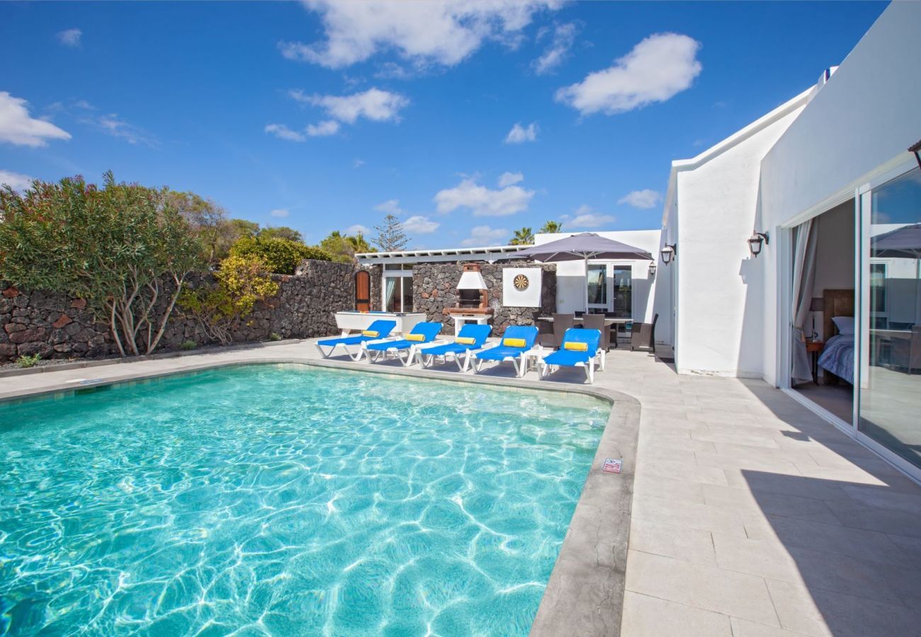 Villa Lola is een grote vakantievilla met verwarmd privé zwembad en privacy in Puerto del Carmen, Lanzarote