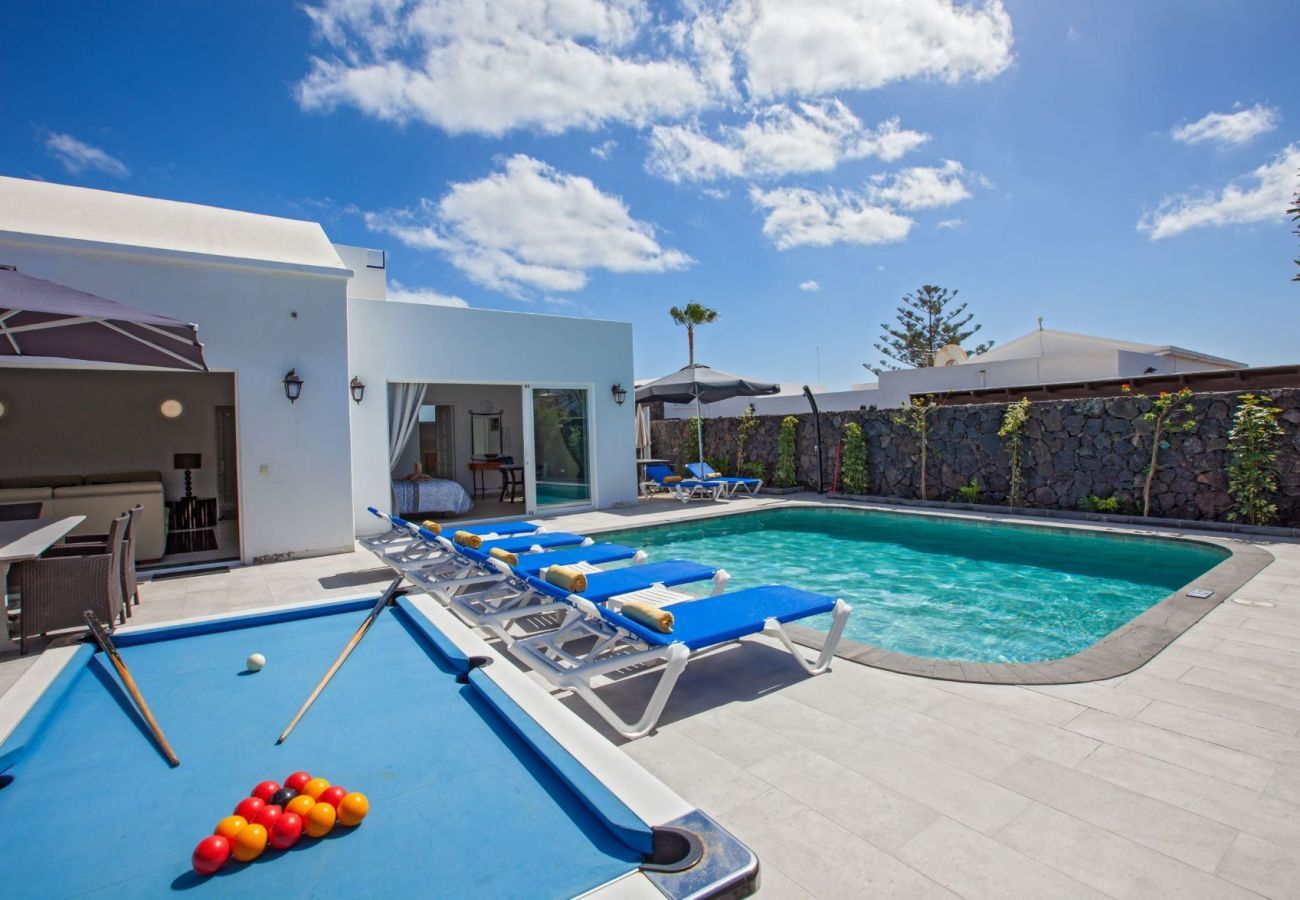 Villa Lola is een grote vakantievilla met verwarmd privé zwembad en privacy in Puerto del Carmen, Lanzarote