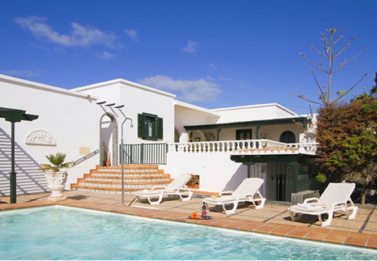 Villa Macher is een vakantiehuis met verwarmd privé zwembad en zeezicht in Puerto del Carmen, Lanzarote