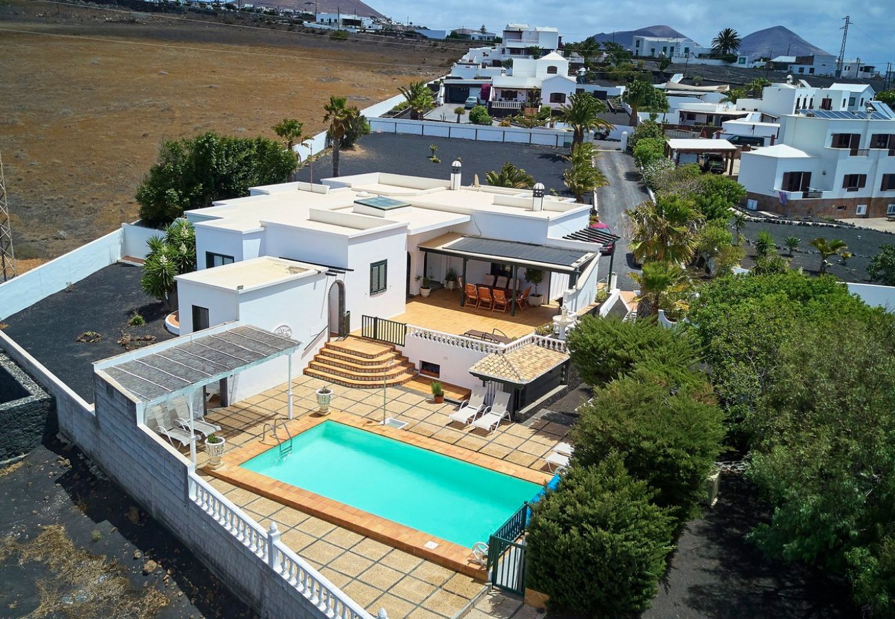 Villa Macher is een vakantiehuis met verwarmd privé zwembad en zeezicht in Puerto del Carmen, Lanzarote