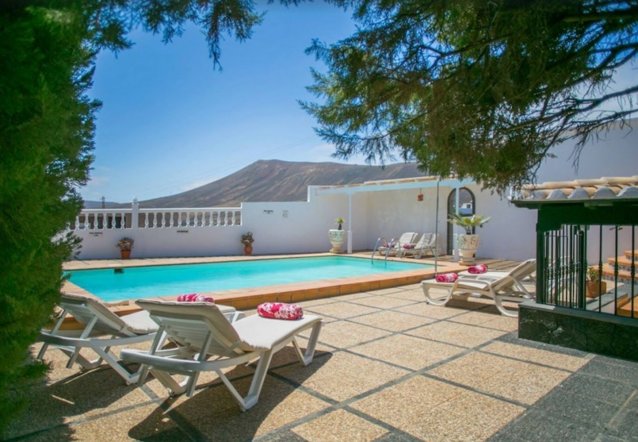 Villa Macher is een vakantiehuis met verwarmd privé zwembad en zeezicht in Puerto del Carmen, Lanzarote