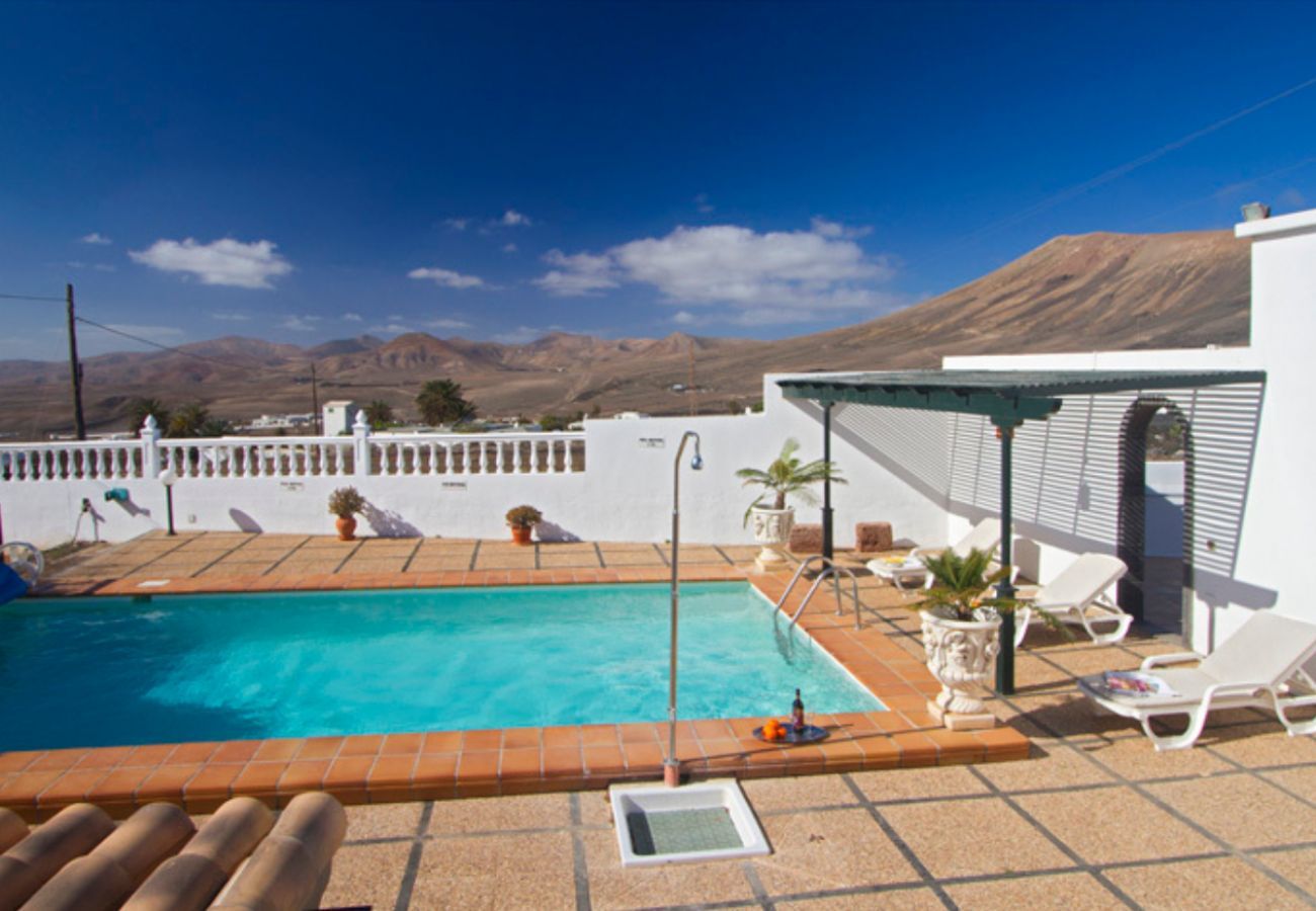 Villa Macher is een vakantiehuis met verwarmd privé zwembad en zeezicht in Puerto del Carmen, Lanzarote