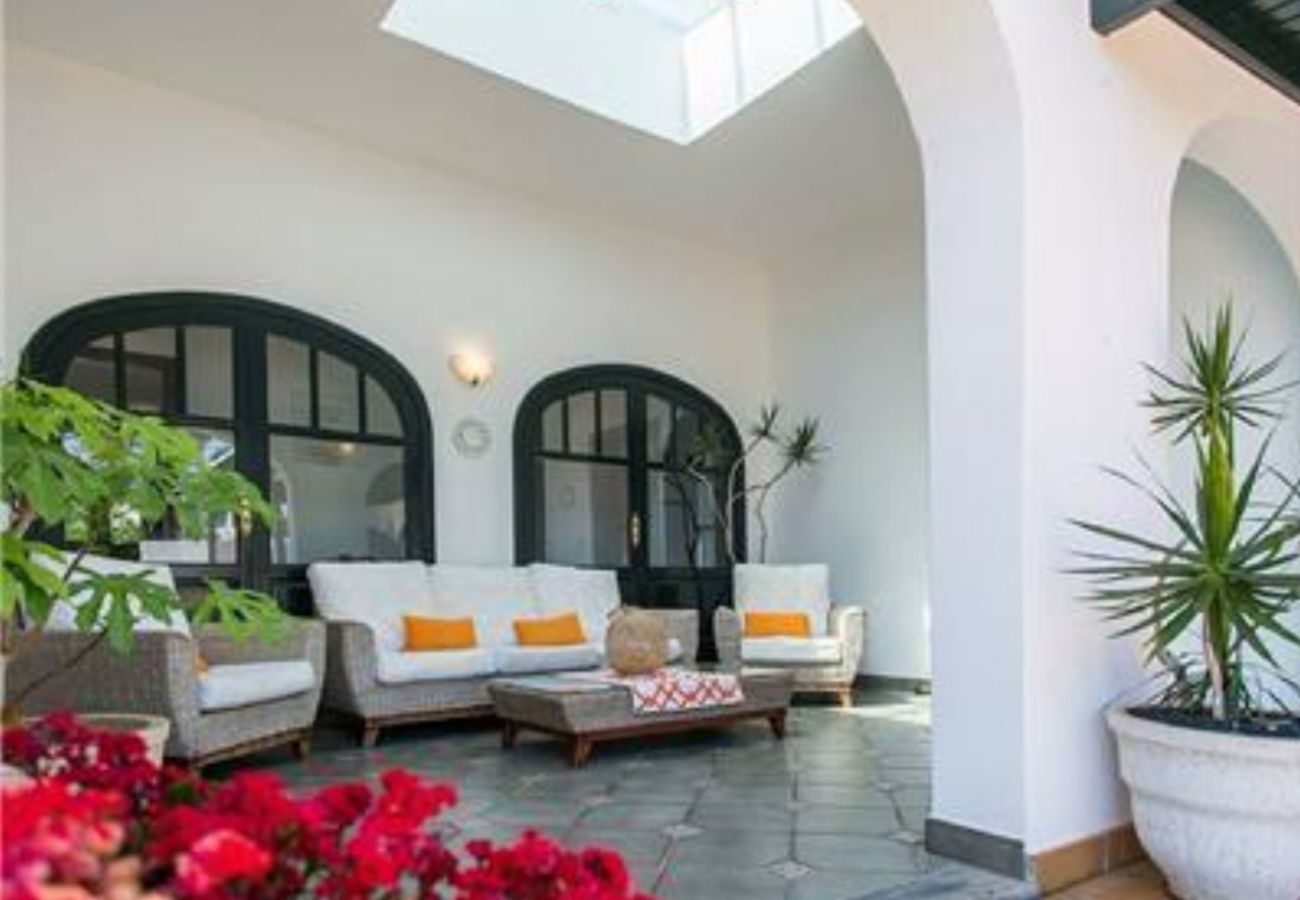 Villa Macher is een vakantiehuis met verwarmd privé zwembad en zeezicht in Puerto del Carmen, Lanzarote