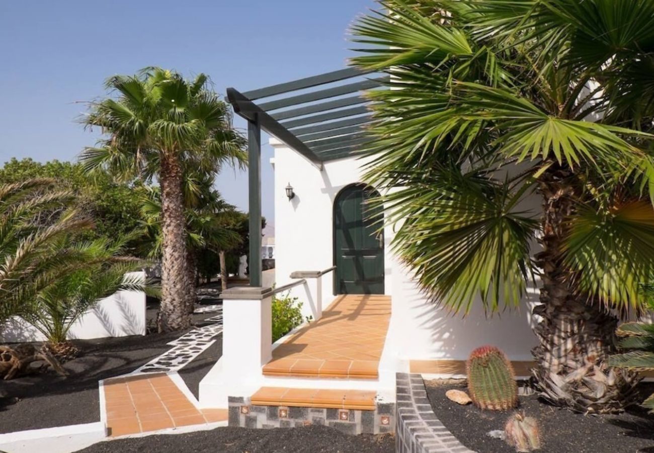 Villa Macher is een vakantiehuis met verwarmd privé zwembad en zeezicht in Puerto del Carmen, Lanzarote