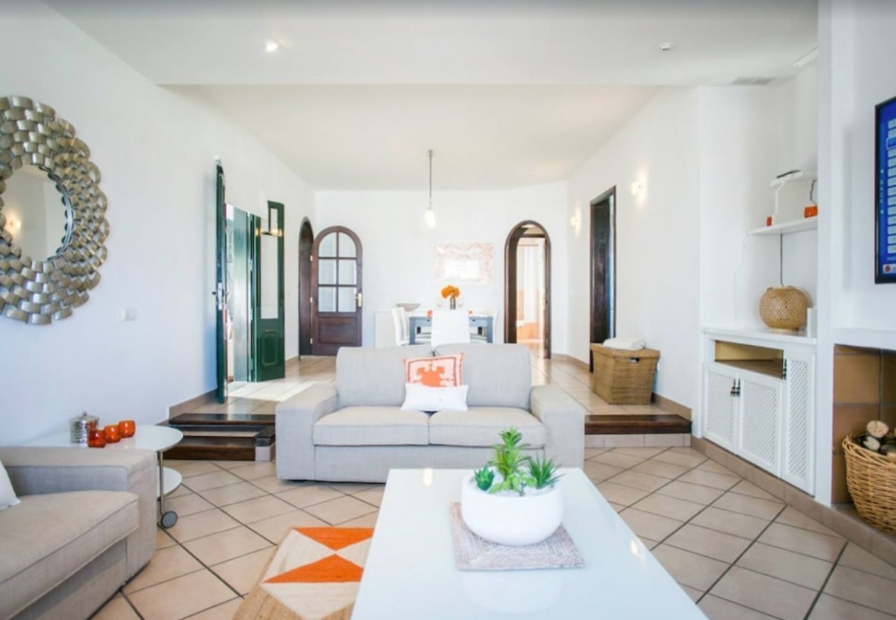 Villa Macher is een vakantiehuis met verwarmd privé zwembad en zeezicht in Puerto del Carmen, Lanzarote