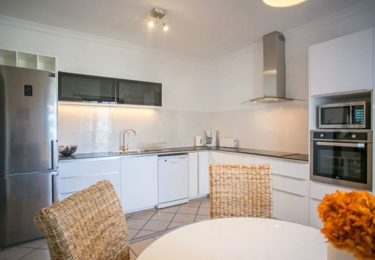 Villa Macher is een vakantiehuis met verwarmd privé zwembad en zeezicht in Puerto del Carmen, Lanzarote