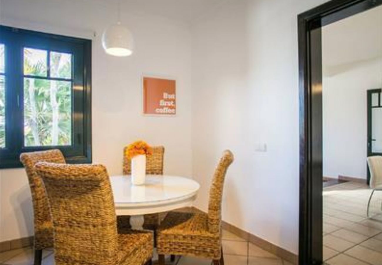 Villa Macher is een vakantiehuis met verwarmd privé zwembad en zeezicht in Puerto del Carmen, Lanzarote