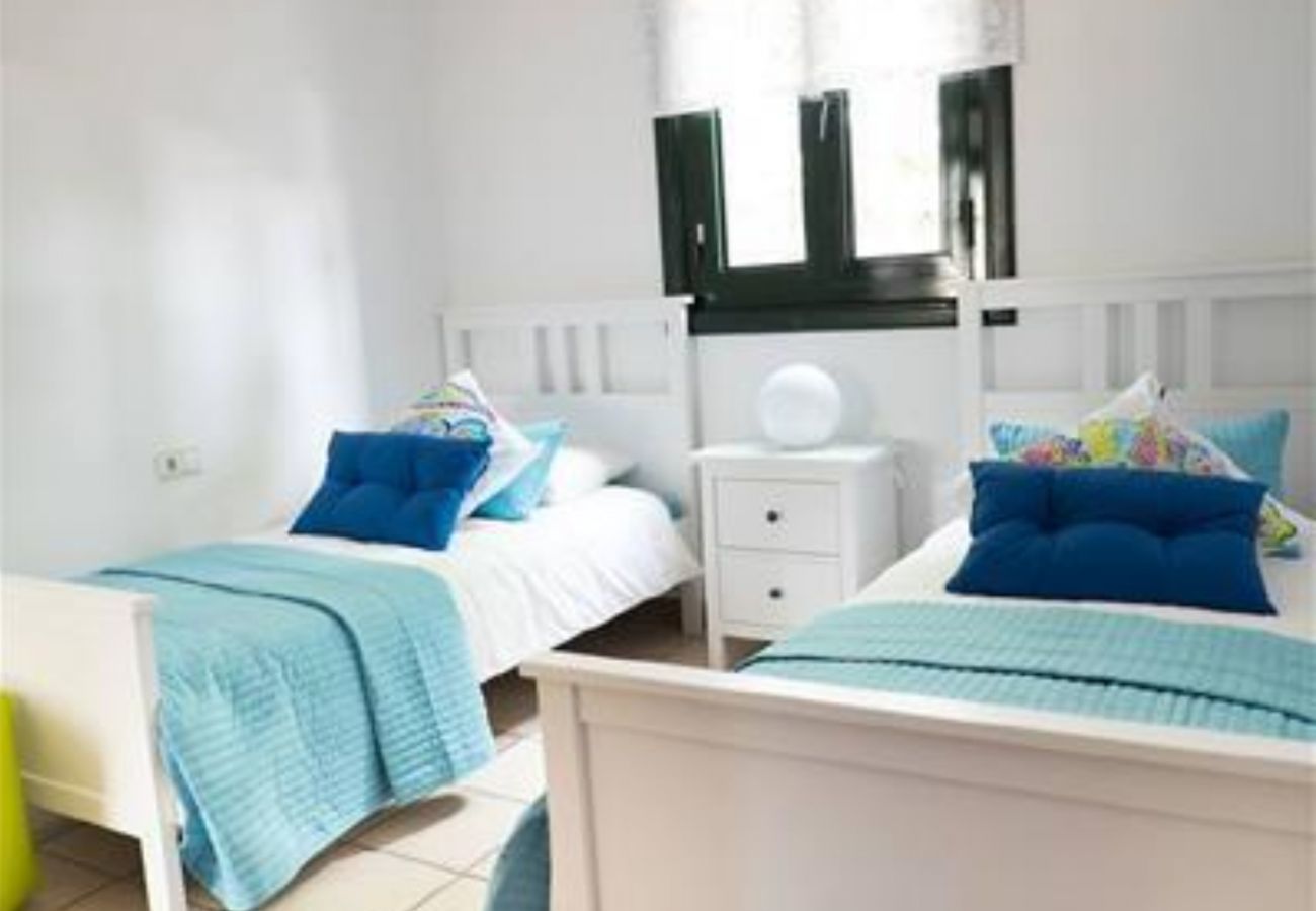 Villa Macher is een vakantiehuis met verwarmd privé zwembad en zeezicht in Puerto del Carmen, Lanzarote