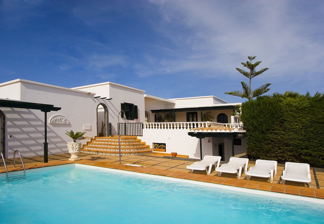 Villa Macher is een vakantiehuis met verwarmd privé zwembad en zeezicht in Puerto del Carmen, Lanzarote