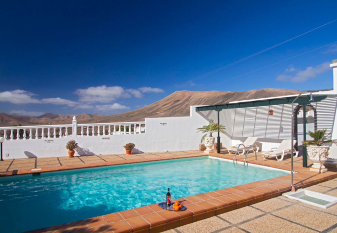 Villa Macher is een vakantiehuis met verwarmd privé zwembad en zeezicht in Puerto del Carmen, Lanzarote