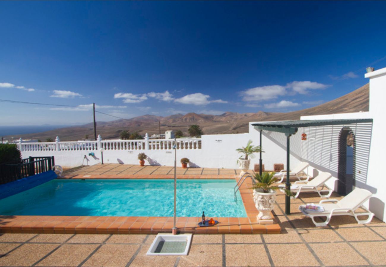 Villa Macher is een vakantiehuis met verwarmd privé zwembad en zeezicht in Puerto del Carmen, Lanzarote