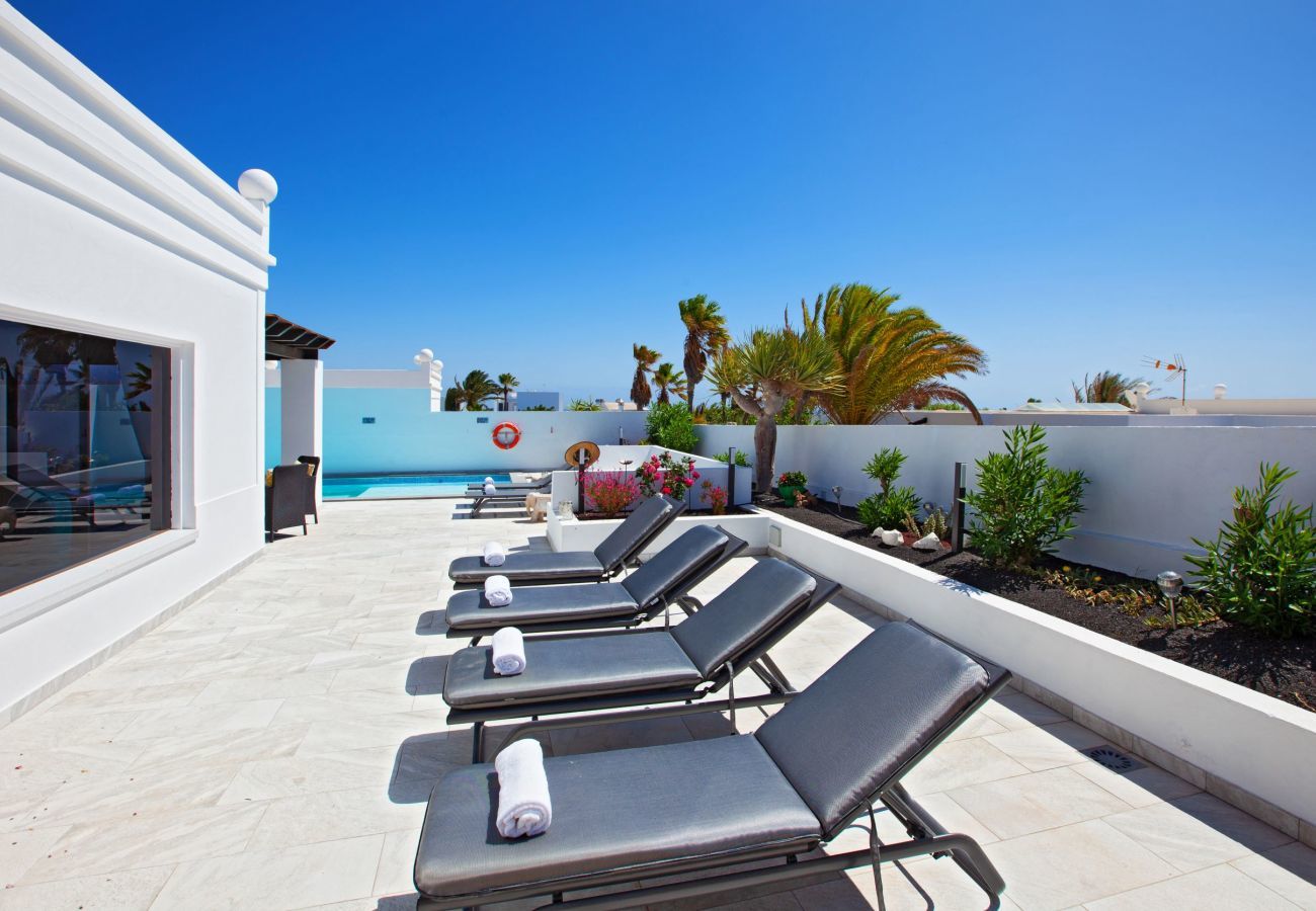 Casa Lily is een tropisch vakantiehuis met verwarmd privé zwembad in de villawijk Los Mojones, Puerto del Carmen, Lanzarote