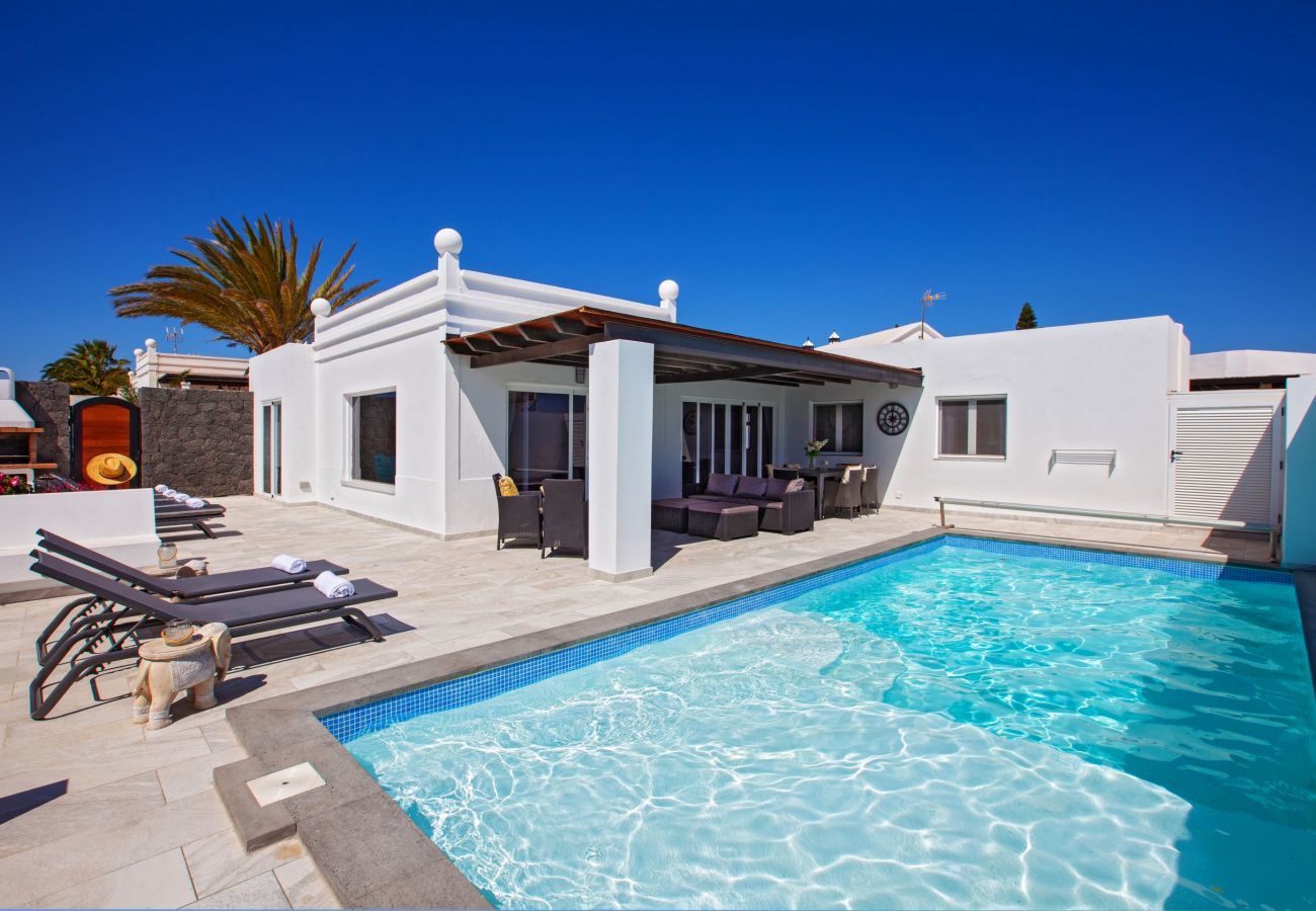Casa Lily is een tropisch vakantiehuis met verwarmd privé zwembad in de villawijk Los Mojones, Puerto del Carmen, Lanzarote