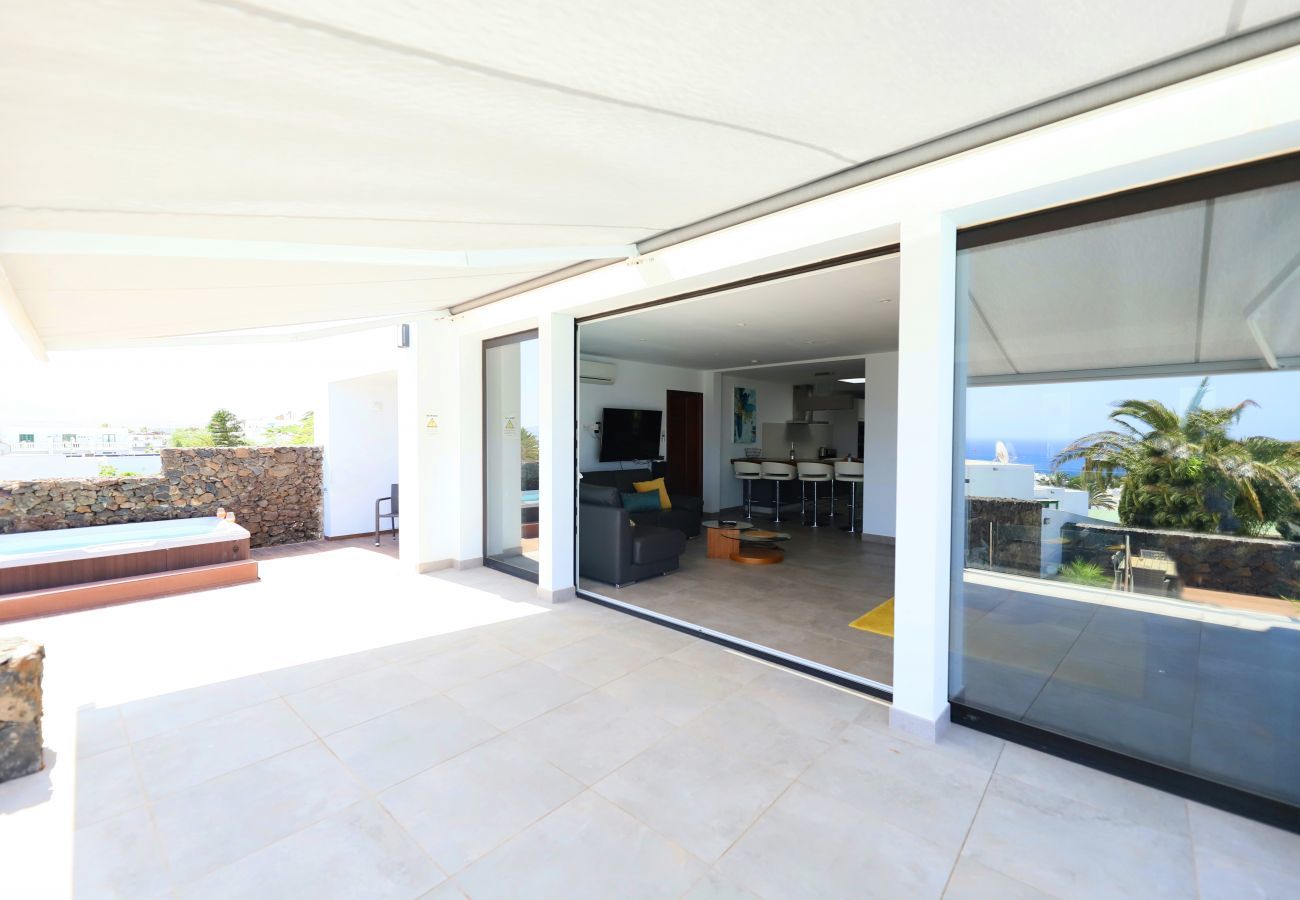 Villa June is een luxe vakantievilla met verwamrd prive zwembad en zeezicht. Goede locatie in Puerto del Carmen, Lanzarote