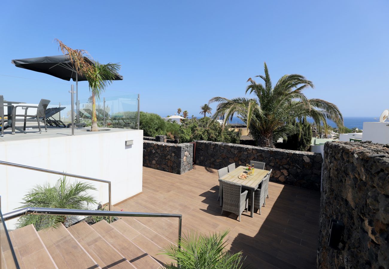 Villa June is een luxe vakantievilla met verwamrd prive zwembad en zeezicht. Goede locatie in Puerto del Carmen, Lanzarote