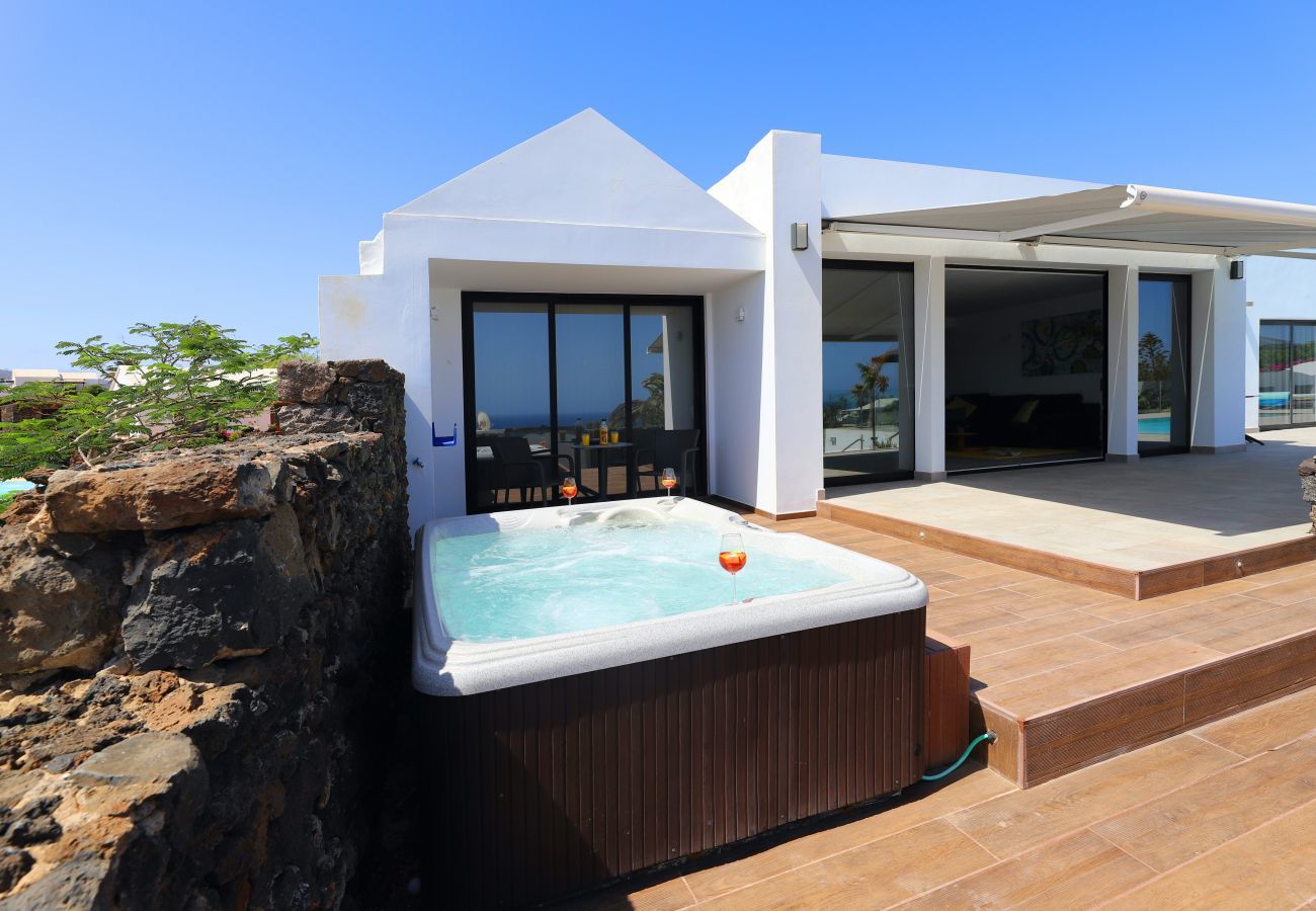 Villa June is een luxe vakantievilla met verwamrd prive zwembad en zeezicht. Goede locatie in Puerto del Carmen, Lanzarote