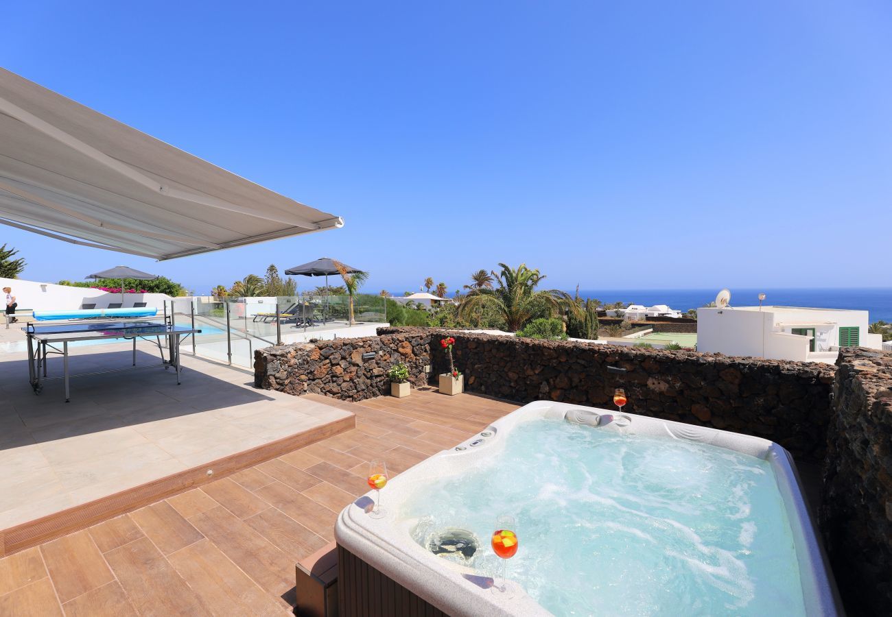 Villa June is een luxe vakantievilla met verwamrd prive zwembad en zeezicht. Goede locatie in Puerto del Carmen, Lanzarote