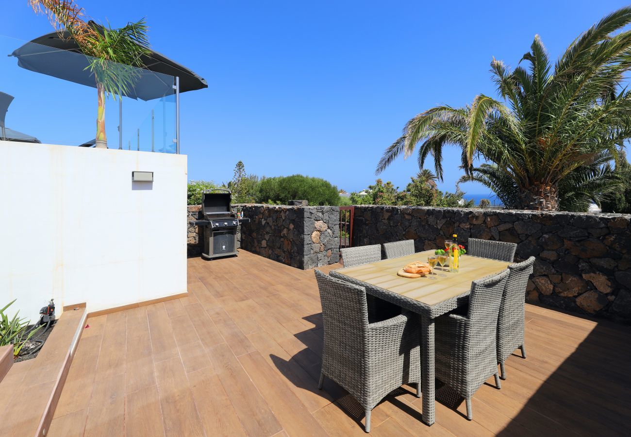 Villa June is een luxe vakantievilla met verwamrd prive zwembad en zeezicht. Goede locatie in Puerto del Carmen, Lanzarote